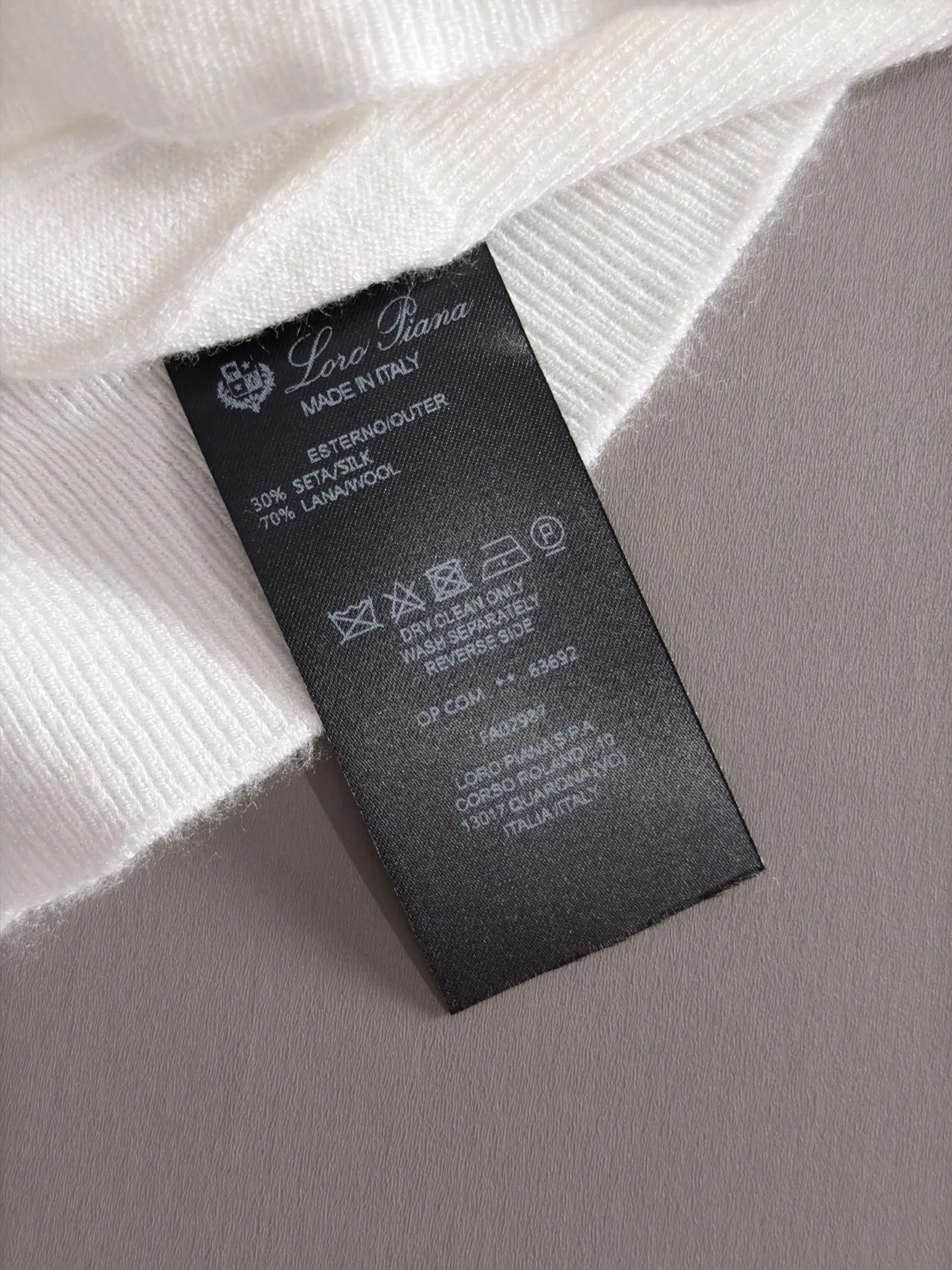 LP high quality Loro Piana 26ss New Arrival men's short-sleeved knitted T-shirt. Made of combed cotton yarn knitted cotton fabric, no pressure when entering and exiting the counter. Exclusive control of raw materials. It feels substantial when weighed, and the upper body is more textured than ordinary T-shirts. This texture can handle the weather easily and is suitable for both hot and cold! Loose fit design, looks noble. The only correct version is available Size: M to 3XL